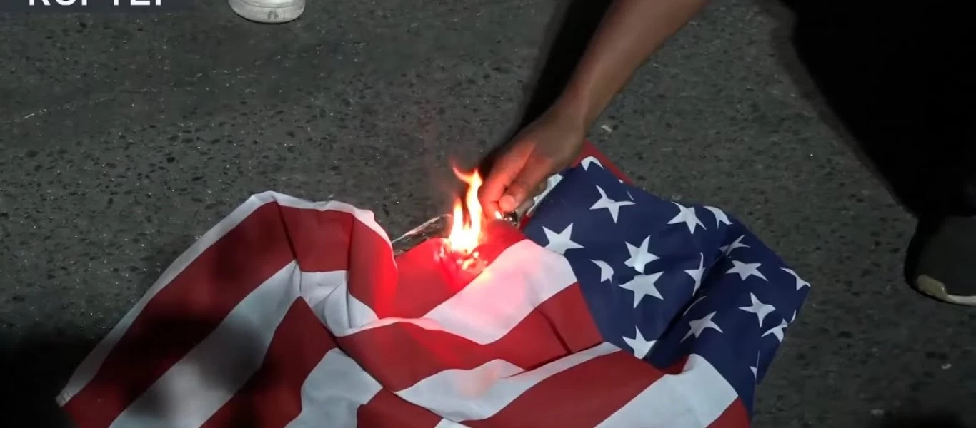 ΗΠΑ: «Φιλειρηνικοί» διαδηλωτές καίνε την αμερικανική σημαία και την Βίβλο στο Πόρτλαντ (βίντεο)